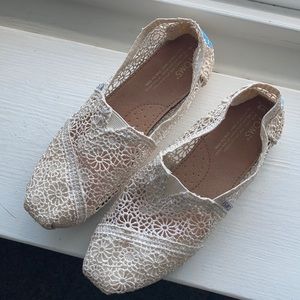 TOMS | Lace Slip-on Shoe | Size 8 | Alpargata | Cream Laser Cut Floral Design